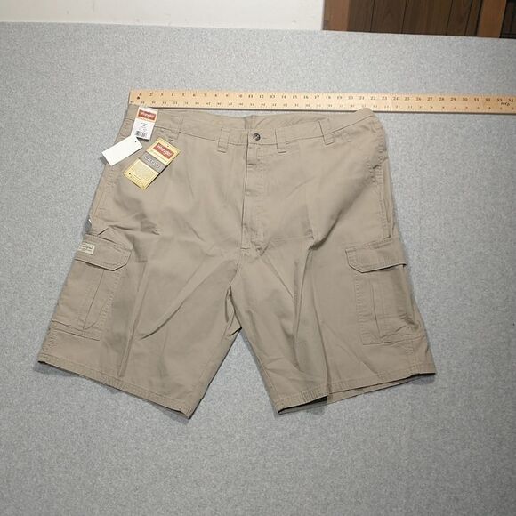 Men's SZ 44 Wrangler Cargo Shorts w/ Stretch Khaki Relaxed Fit Tech Pocket. - Picture 1 of 6
